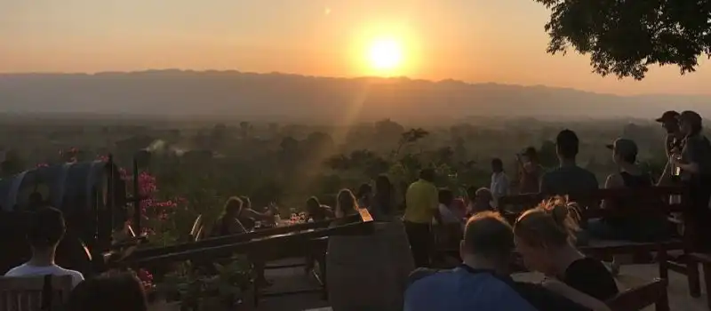 Admirer le coucher du soleil sur le mont Phousi