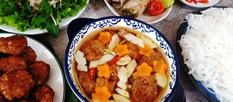 Vermicelles de riz au porc grill&eacute;