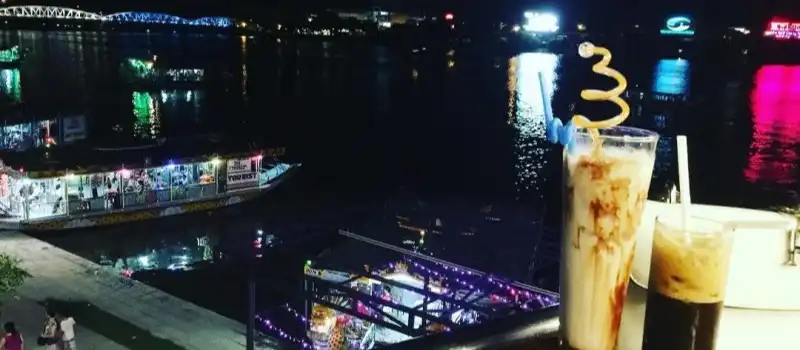 Caf&eacute; au bord de la rivi&egrave;re des Parfums Hue