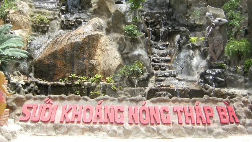 Centre touristique de la Source thermale de Thap Ba