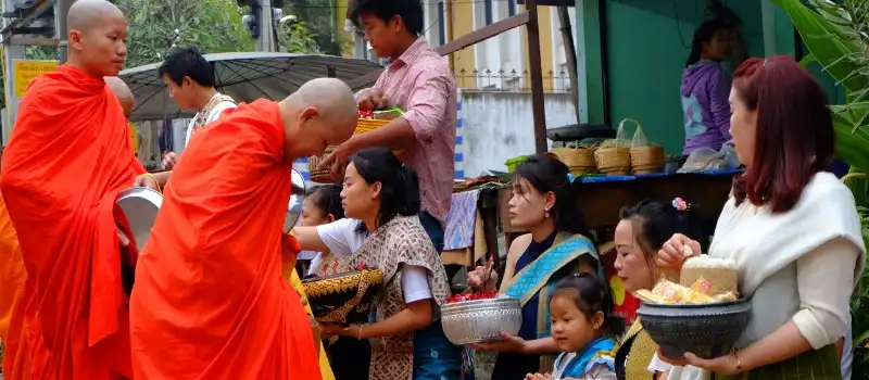 C&eacute;r&eacute;monie d'aum&ocirc;ne dans la rue &agrave; Luang Prabang