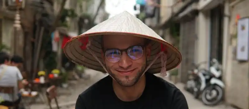 Chapeaux traditionnels en feuilles de palmier (n&oacute;n l&aacute;)