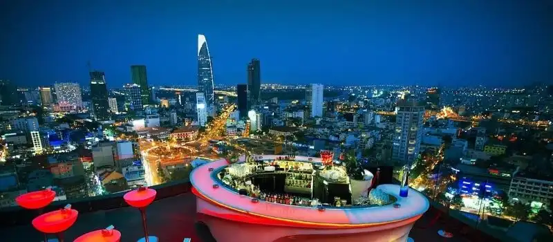 Cocktails chics dans un bar sur le toit