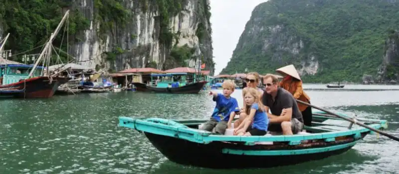 Croisi&egrave;re dans la baie d&rsquo;Halong pour les enfants