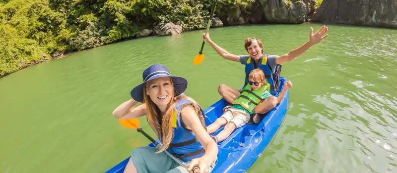 Croisi&egrave;re familiale dans la baie d&rsquo;Halong