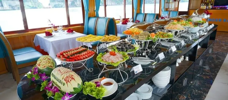 D&eacute;jeuner &agrave; bord avec vue sur la baie