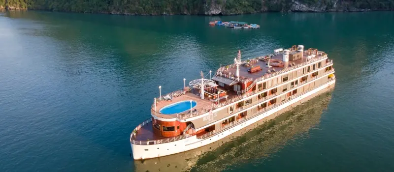 Embarquement pour une croisi&egrave;re dans la baie