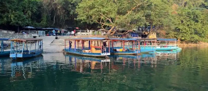Excursion en bateau sur le lac de Ba Be