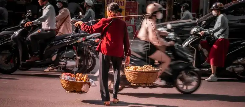 Exp&eacute;rience palpitante de traverser une rue tr&eacute;pidante au Vietnam