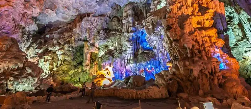 Explorer des grottes en baie d&rsquo;Halong