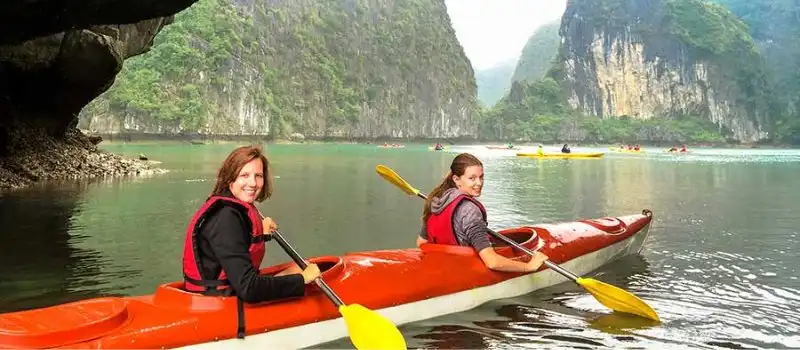 Faire du kayak dans la baie Halong