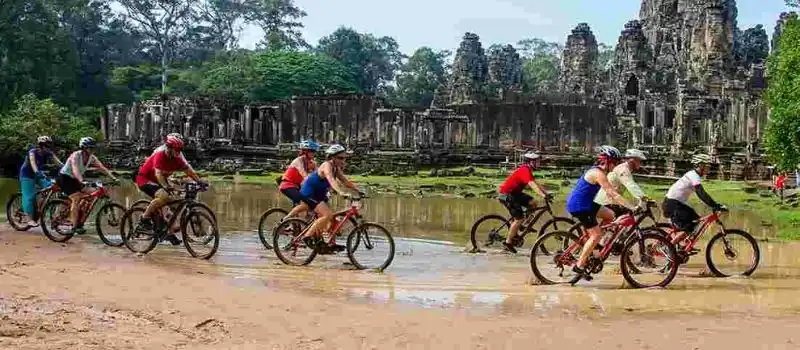 Faire du v&eacute;lo autour de la campagne du Cambodge