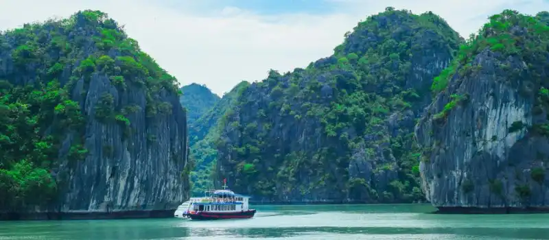 Faire une croisière en baie Halong pour admirer ses îles et îlots magiques Faire une croisière en baie Halong pour admirer ses îles et îlots magiques