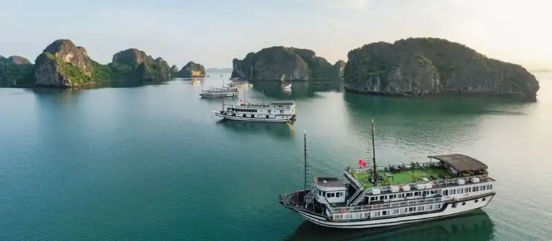 Faire une croisi&egrave;re sur un bateau de jonque dans la baie Halong