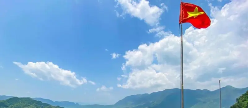 Visiter le m&acirc;t de drapeau de Mai Chau