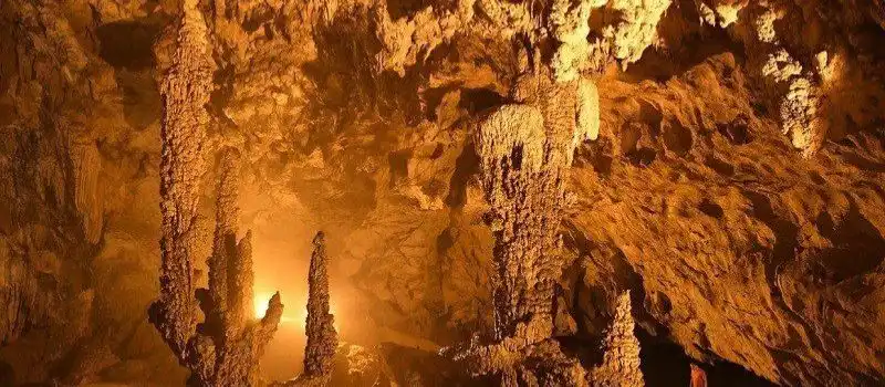 Explorer la grotte de Mo Luong