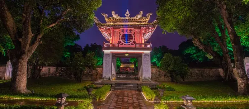 Visite nocturne exceptionnelle au Temple de la Litt&eacute;rature de Hanoi
