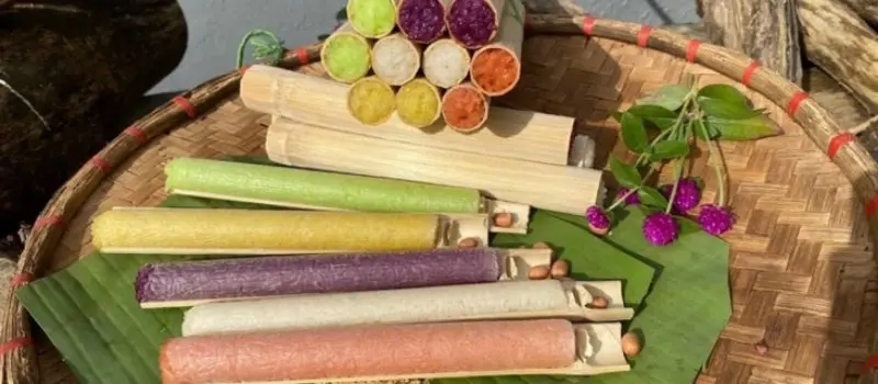 Riz cuit dans des tuyaux de bambou