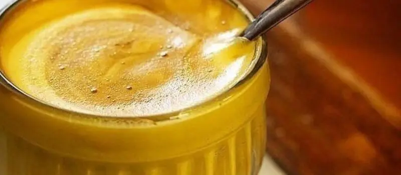 Boire un caf&eacute; aux &oelig;ufs apr&egrave;s la visite au lac de Hoan Kiem