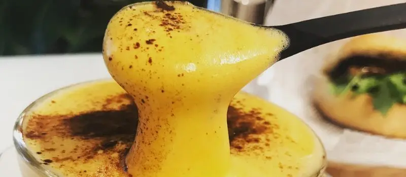 Boire un caf&eacute; aux &oelig;ufs apr&egrave;s la visite au lac de Hoan Kiem