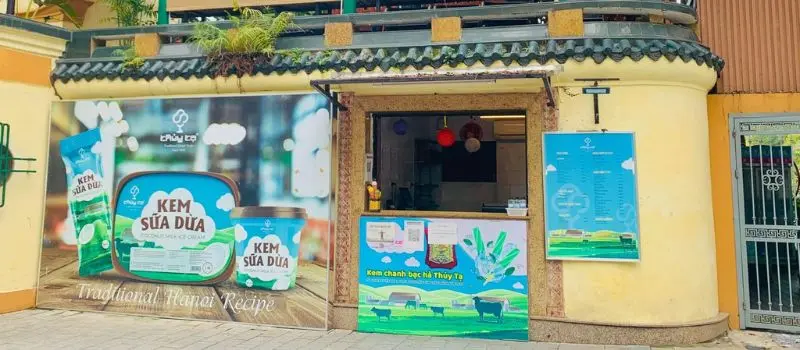 Manger de la glace Thuy Ta lors de visite au lac Hoan Kiem