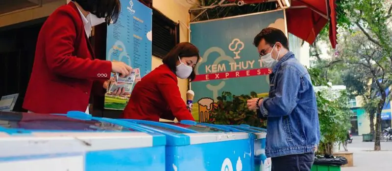 Manger de la glace Thuy Ta lors de visite au lac Hoan Kiem