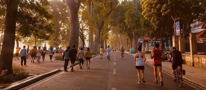Beaut&eacute; nocturne de la zone pi&eacute;tonne autour du lac Hoan Kiem