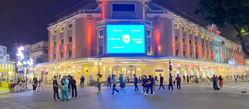 Beaut&eacute; nocturne de la zone pi&eacute;tonne autour du lac Hoan Kiem