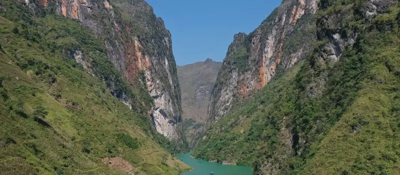 Voyager avec un Guide francophone au Vietnam pour admirer canyon Tu San