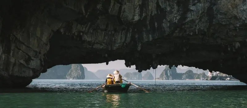 Est-ce que toute la croisiere en baie Halong inclut visites aux grottes?
