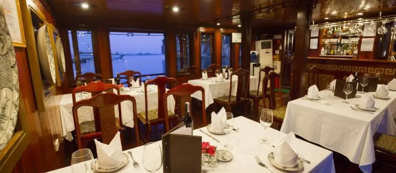 Les options de restauration &agrave; bord des bateaux de croisiere en baie Halong