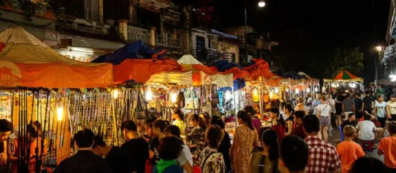 March&eacute; nocturne de Dong Xuan