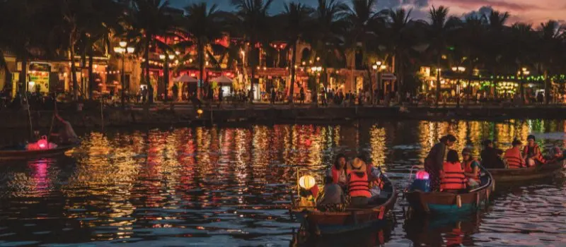 Promenade en bateau sur la rivi&egrave;re de Hoai la nuit
