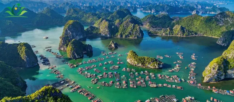 Village flottant de p&ecirc;cheurs dans la baie Halong