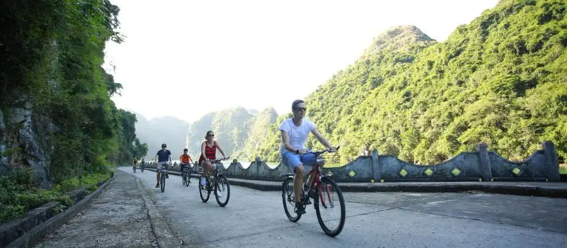 Croisiere en baie Halong pour excursions &agrave; v&eacute;lo sur les &icirc;les environnantes