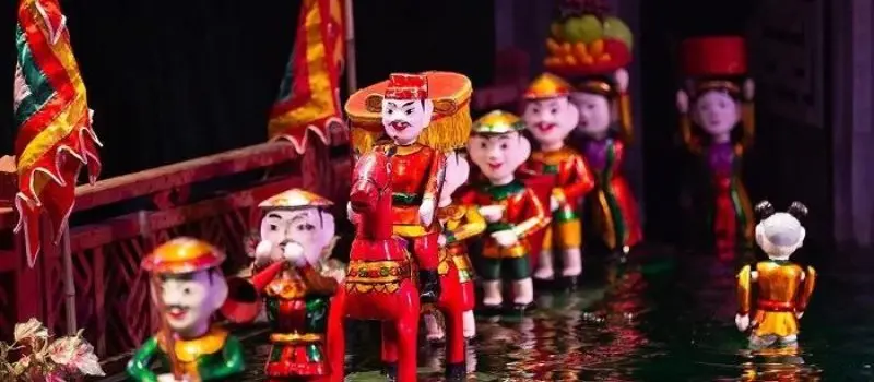 Regarder un spectacle de marionnettes sur l'eau