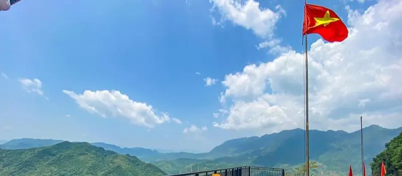 Prendre une photo panoramique de la vall&eacute;e de Mai Chau au m&acirc;t du drapeau