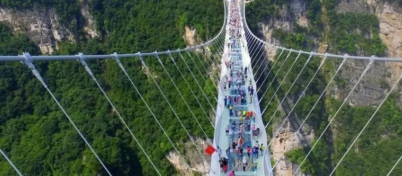 Traverser le pont de verre