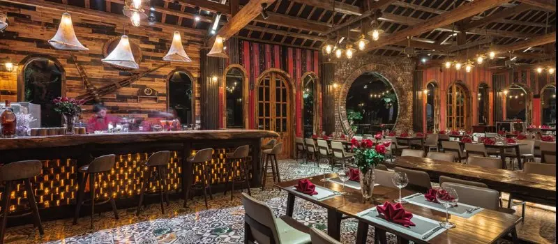 Se d&eacute;tendre dans les bars chics et les caf&eacute;s la nuit