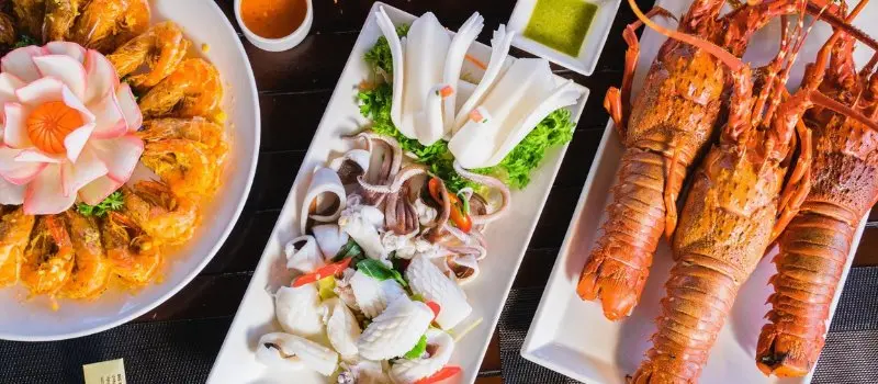 Fruits de mer vari&eacute;s et cuisine locale