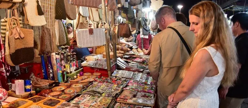 March&eacute; nocturne de Bai Chay