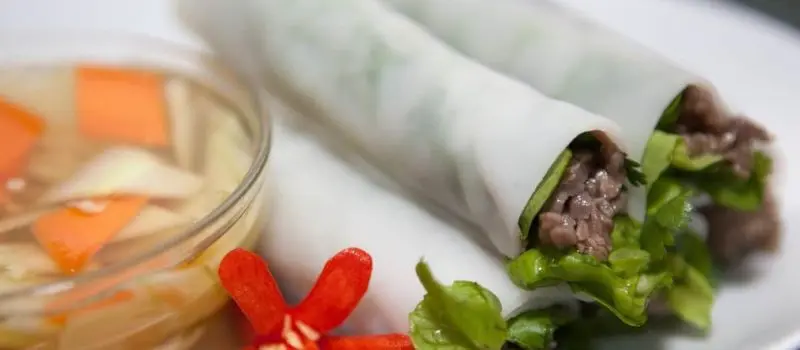 Partez en voyage au Vietnam pour d&eacute;guster Rouleaux de pho au b&oelig;uf saut&eacute;