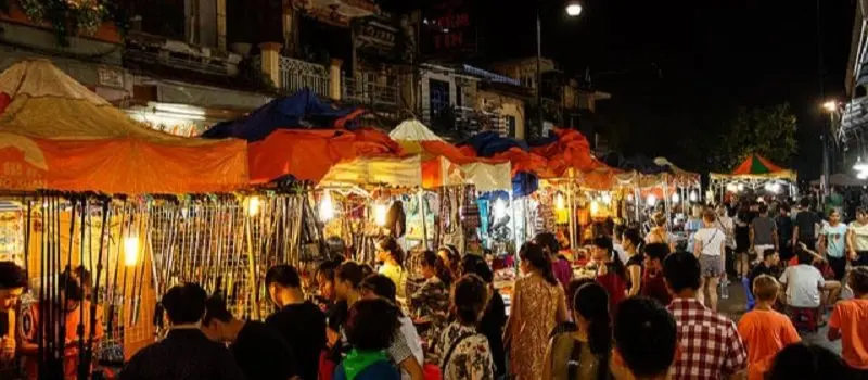 March&eacute; nocturne de Hoi An