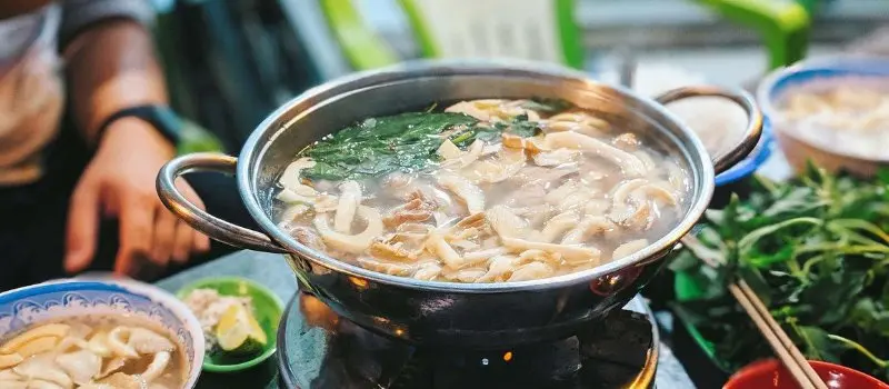 Pot&eacute;e de poulet au basilic (Lẩu g&agrave; l&aacute; &eacute;)