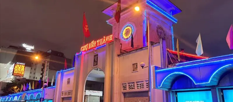 March&eacute; nocturne de Ben Thanh