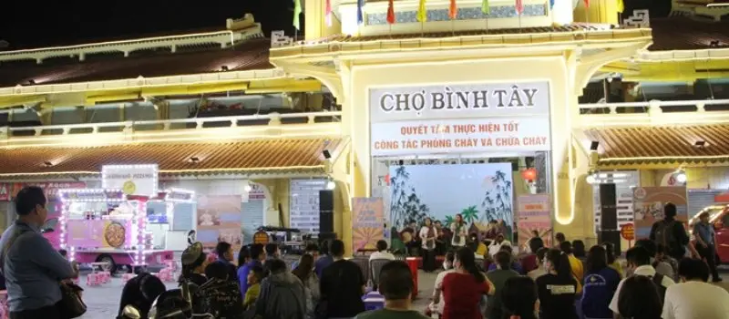 March&eacute; nocturne de Binh Tay