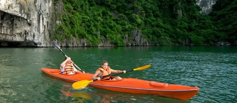 Kayak dans la baie d&rsquo;Halong