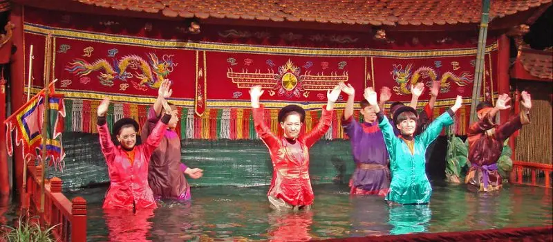 Voyage au Vietnam pour assister &agrave; un spectacle de marionnettes sur l'eau