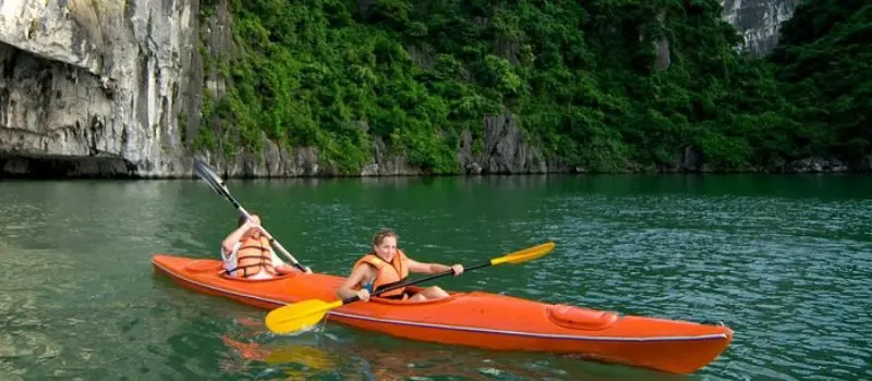 Kayak dans la baie Halong