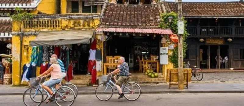 Faire du v&eacute;lo dans la vieille ville de Hoi An